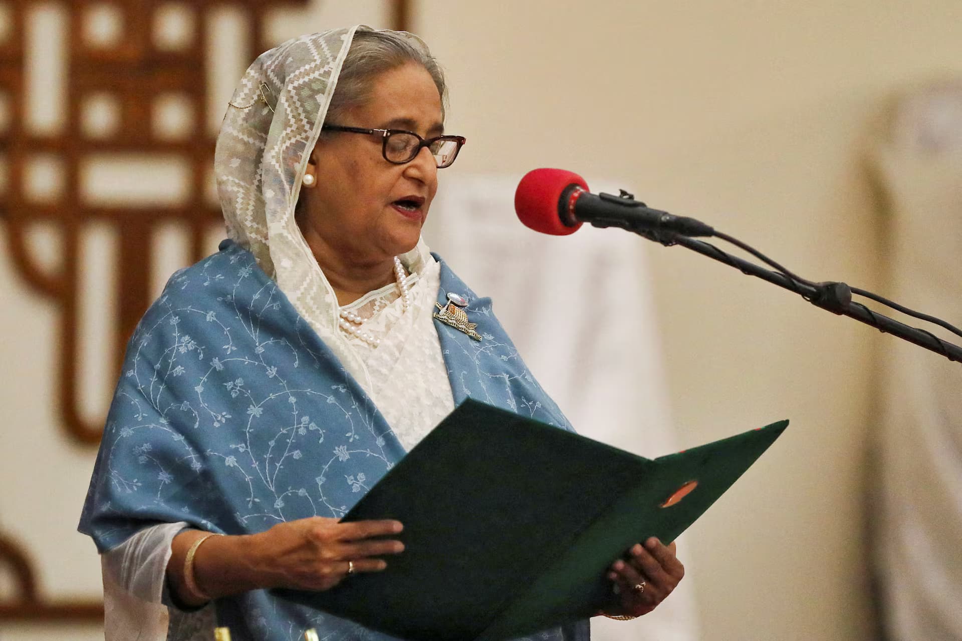 ডিসেম্বরে দেশে ফিরে আত্মসমর্পণ করতে চান শেখ হাসিনা- খবরের থাম্বনেইল ফটো
