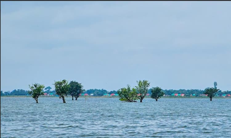 সুনামগঞ্জে হাওরে পর্যটকদের নিরাপত্তা নিশ্চিত করতে প্রশাসনের নির্দেশনা - খবরের থাম্বনেইল ফটো