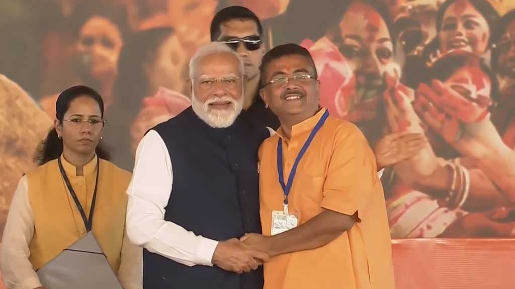 পশ্চিমবঙ্গের মুখ্যমন্ত্রী হিসেবে শপথ নিলেন শুভেন্দু- খবরের থাম্বনেইল ফটো