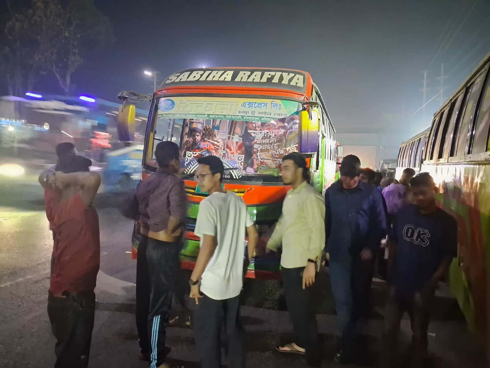 চলন্ত বাস থেকে জাবি শিক্ষার্থীকে ধাক্কা দেওয়ার অভিযোগে ঠিকানা পরিবহনের ৬ বাস আটক- খবরের ইমেজ Image