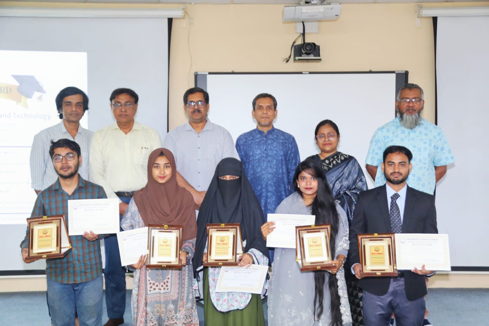 ডিনস অ্যাওয়ার্ড পেলেন যবিপ্রবির ফলিত বিজ্ঞান ও প্রযুক্তি অনুষদের ৬ শিক্ষার্থী- খবরের থাম্বনেইল ফটো