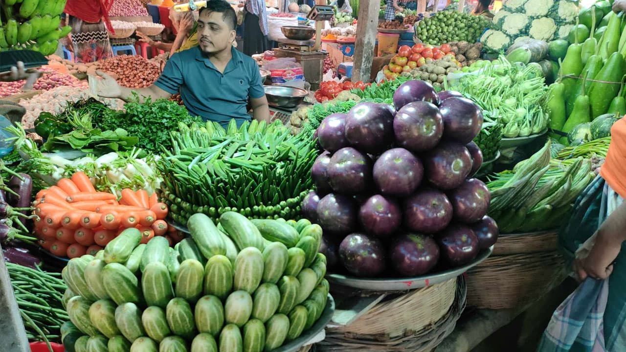 বৃষ্টির প্রভাব বাজারে : বাড়তি দামে সবজি, কাঁচামরিচ ৪০০ Image