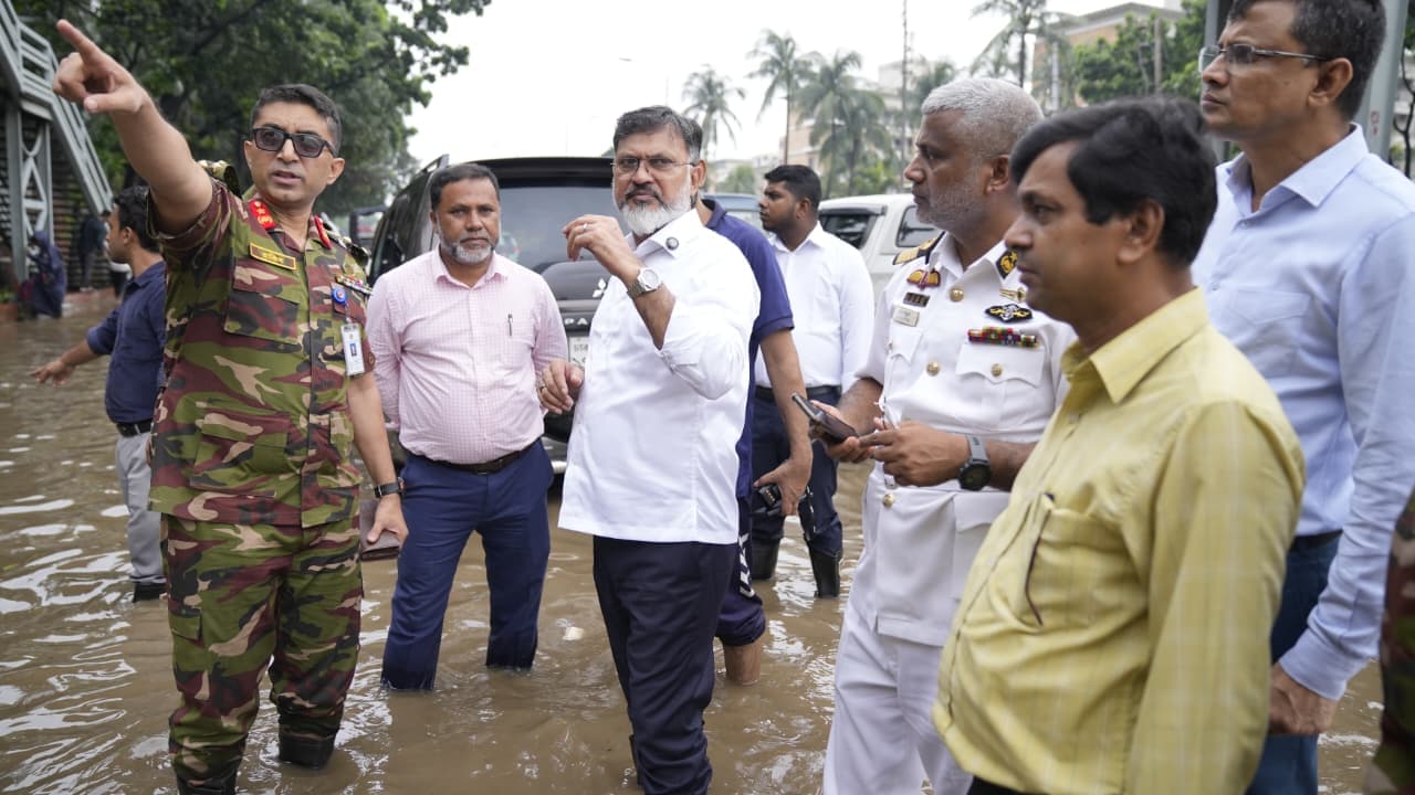 রাজধানীর বিভিন্ন এলাকা পরিদর্শনে ডিএনসিসি প্রশাসক, দ্রুত পানি নিষ্কাশনের নির্দেশ - খবরের থাম্বনেইল ফটো