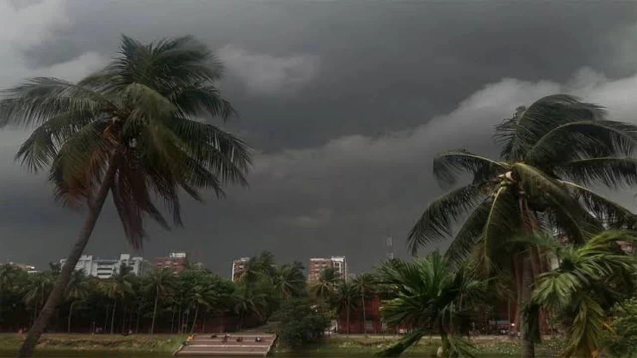 রাত ১টার মধ্যে ১১ জেলায় ৬০ কিমি বেগে ঝড়ের শঙ্কা- খবরের ইমেজ Image