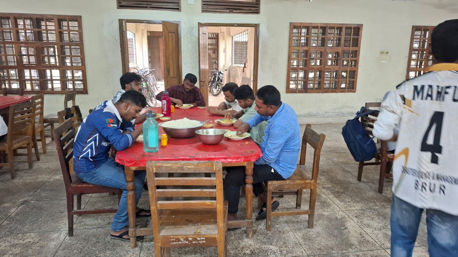 বেরোবির হল ডাইনিংয়ে অস্বাস্থ্যকর পরিবেশে খাবার খেতে বাধ্য শিক্ষার্থীরা- খবরের থাম্বনেইল ফটো