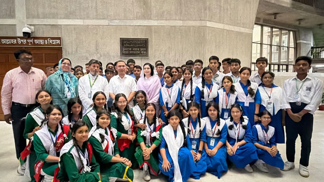 সংসদে প্রধানমন্ত্রীর সাক্ষাৎ পেয়ে উচ্ছ্বসিত মাদারীপুরের শিক্ষার্থীরা- খবরের থাম্বনেইল ফটো