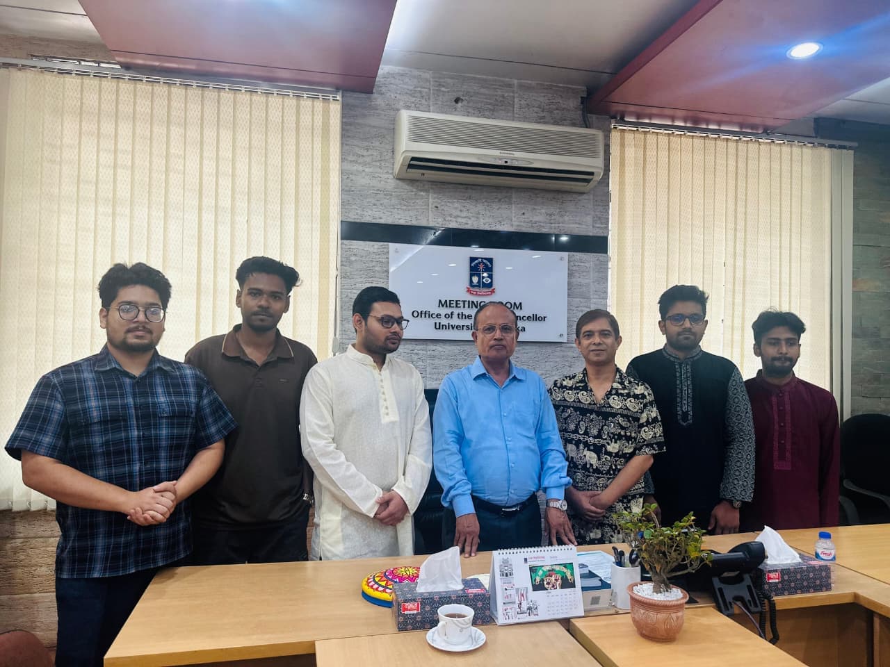 ঢাবিতে প্রতিবন্ধী শিক্ষার্থীদের অধিকার ও অন্তর্ভুক্তি নিশ্চিতকরার লক্ষ্যে স্মারকলিপি প্রদান- খবরের ইমেজ Image