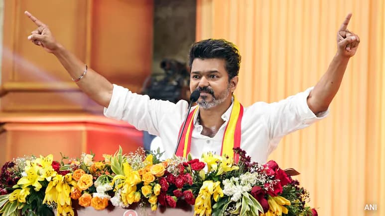 অন্তঃসত্ত্বা প্রার্থীর কাছে গিয়ে নিয়োগপত্র প্রদান, প্রশংসায় ভাসছেন তামিলনাড়ুর মুখ্যমন্ত্রী বিজয়- খবরের থাম্বনেইল ফটো