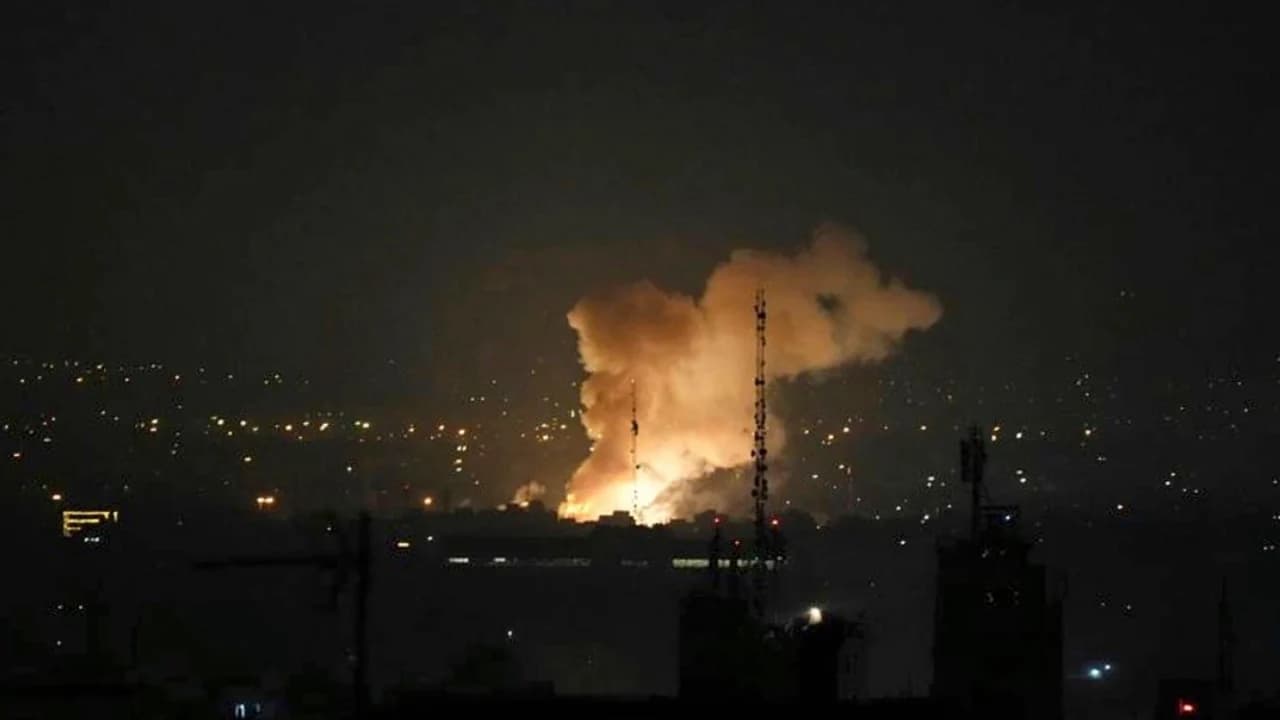 তেলআবিবে ইরানের ক্ষেপণাস্ত্র ও ড্রোন হামলা- খবরের থাম্বনেইল ফটো