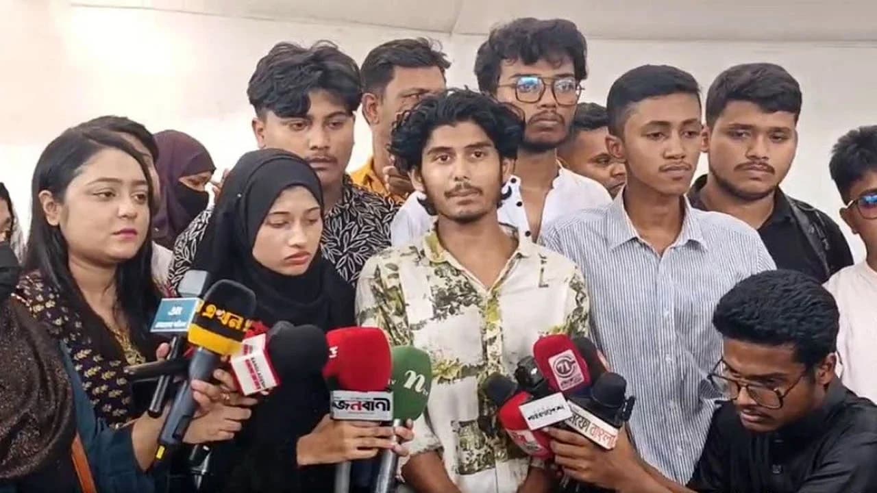 চট্টগ্রামে গ্রাফিতি কর্মসূচি ঘিরে উত্তেজনা, ডিসি আমিরুলের প্রত্যাহার দাবি- খবরের থাম্বনেইল ফটো