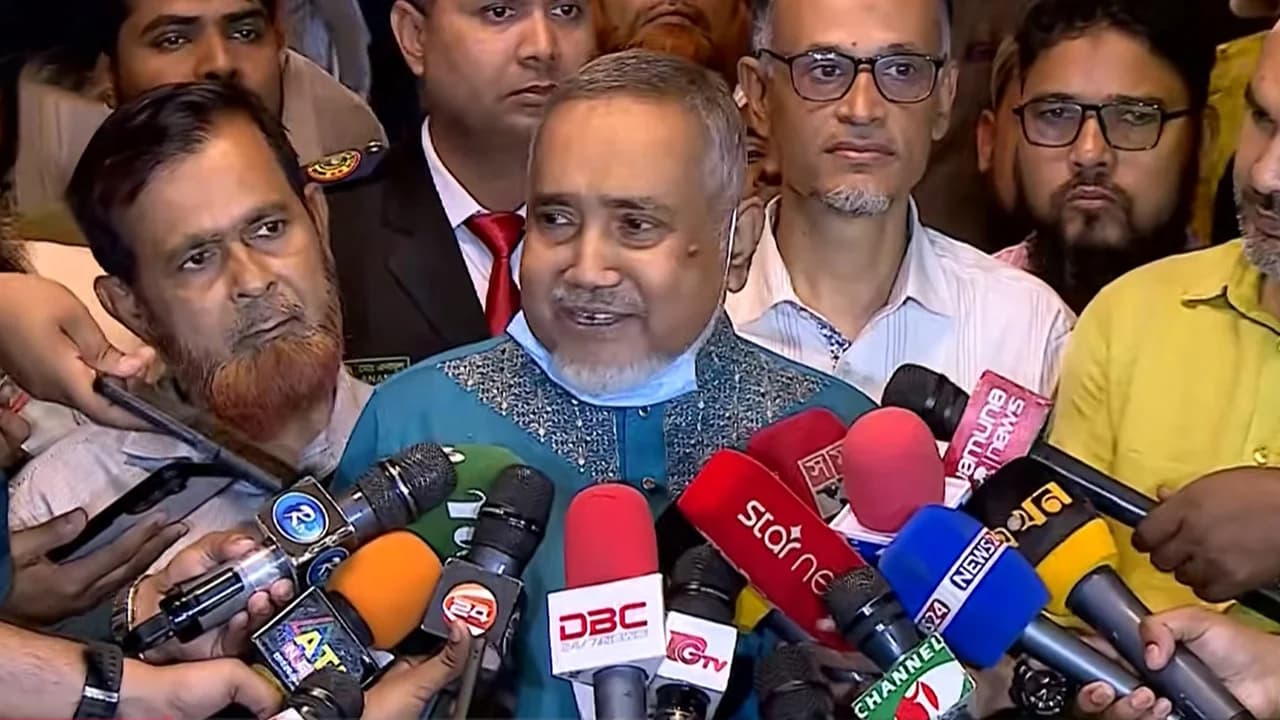 ফ্যাসিস্টদের দোসর রাষ্ট্রপতির সংসদে ভাষণ দেওয়ার অধিকার নেই- খবরের থাম্বনেইল ফটো