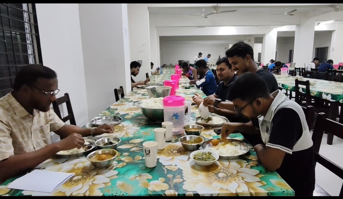 শিক্ষার্থীদের সঙ্গে একই টেবিলে সহকারী হল প্রভোস্টের রাতের খাবার- খবরের ইমেজ Image