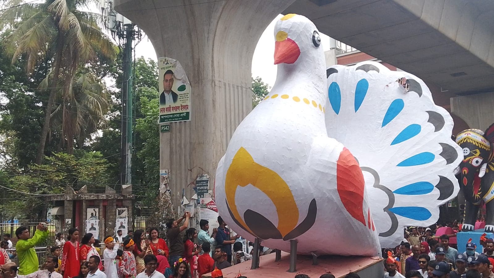 ঢাবিতে মহাসমারোহে অনুষ্ঠিত হলো বৈশাখী শোভাযাত্রা- খবরের থাম্বনেইল ফটো