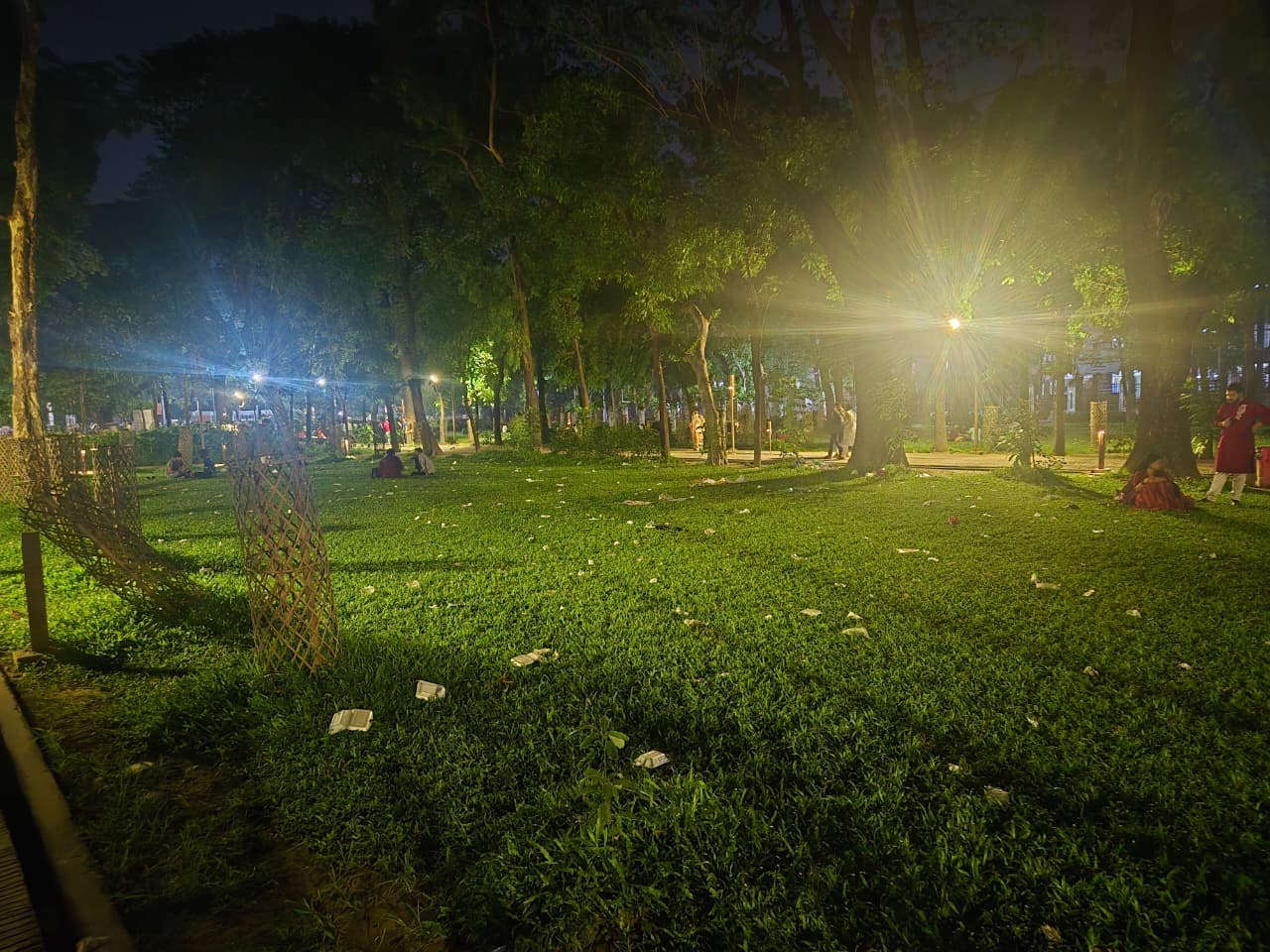 উৎসবের রঙ ম্লান, আবর্জনায় ঢেকে গেল ঢাবি এলাকা- খবরের থাম্বনেইল ফটো