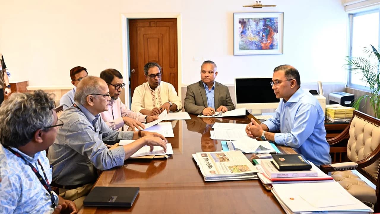 স্বাস্থ্যসেবা জনগণের দোরগোড়ায় পৌঁছে দিতে অ্যাম্বুলেন্স সেবা নিশ্চিত করবে সরকার- খবরের ইমেজ Image