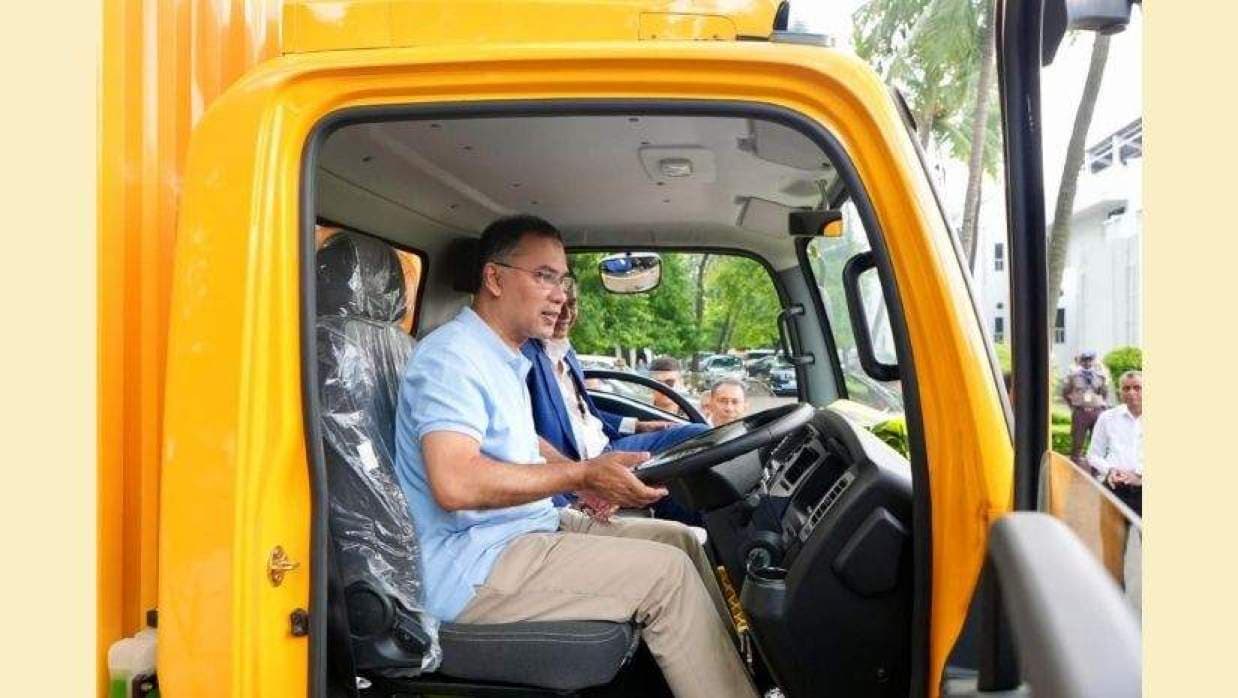 কাভার্ড ভ্যান চালালেন প্রধানমন্ত্রী তারেক রহমান- খবরের থাম্বনেইল ফটো
