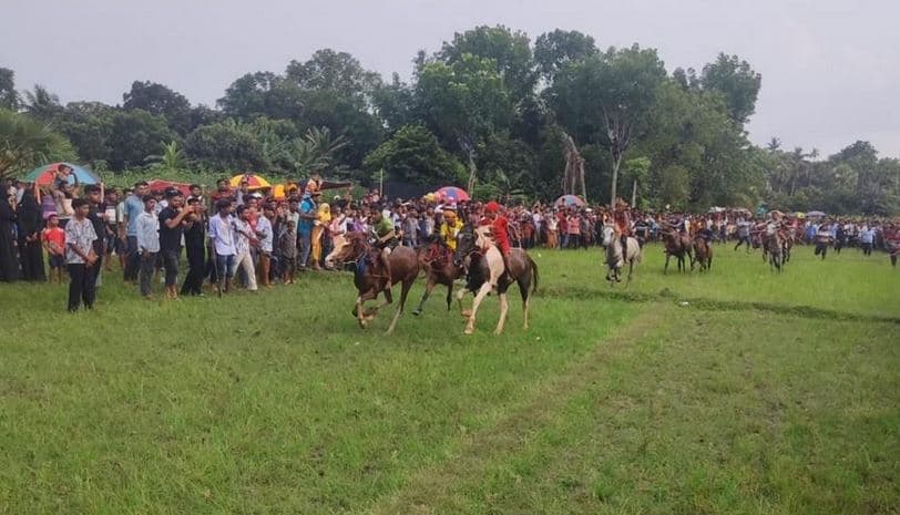 সাতক্ষীরার ঐতিহ্যবাহী ঘোড়দৌড় প্রতিযোগিতা অনুষ্ঠিত- খবরের থাম্বনেইল ফটো