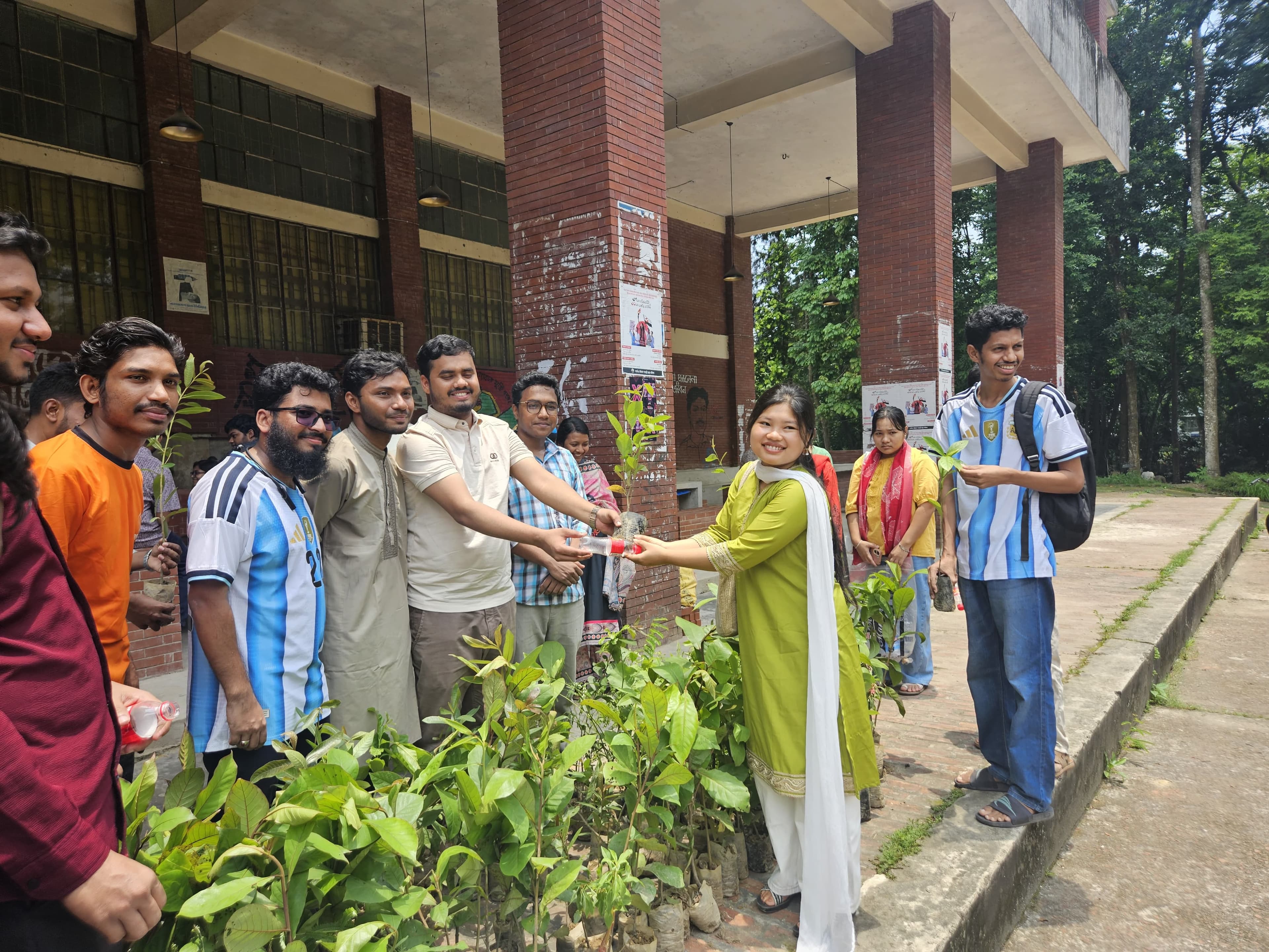 বিশ্ব পরিবেশ দিবস উপলক্ষে চবিতে প্লাস্টিকের বিনিময়ে গাছ বিতরণ- খবরের ইমেজ Image