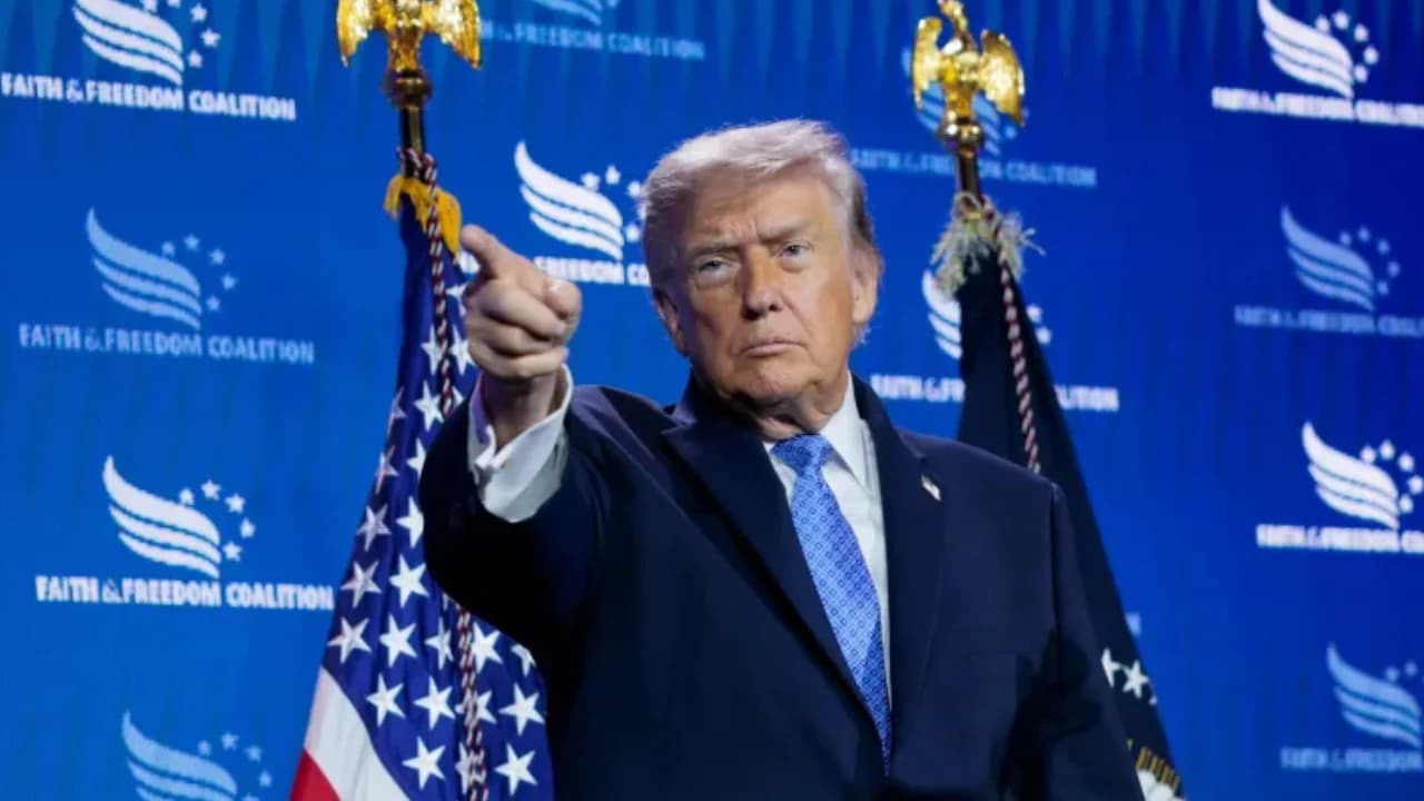 ইরানের প্রতি আবারও সামরিক চাপ বাড়ানোর হুমকি দিলেন ট্রাম্প- খবরের ইমেজ Image