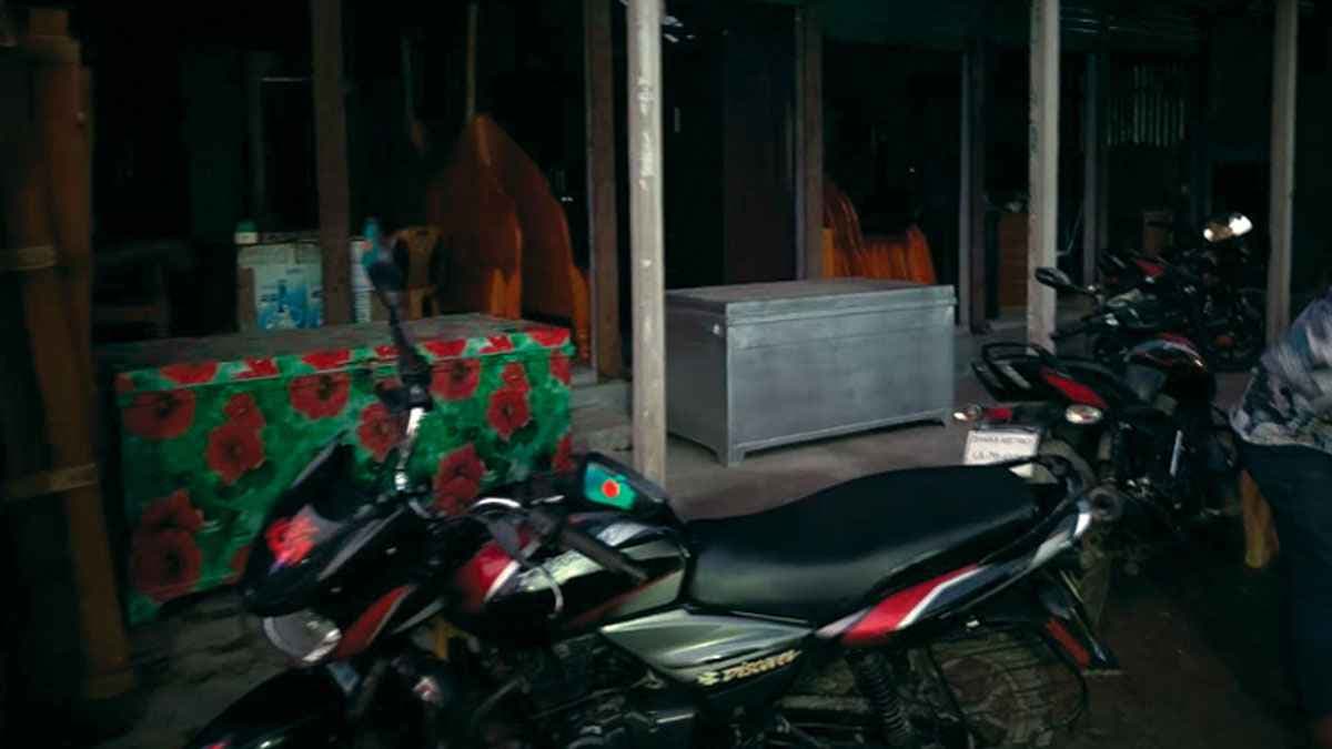 কুড়িগ্রামে ৩০ ঘণ্টা বিদ্যুৎহীন দুই উপজেলা, বন্ধ ইন্টারনেট সেবা- খবরের ইমেজ Image