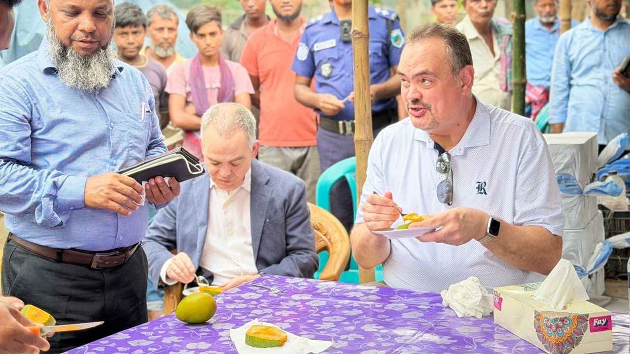 রাজশাহীর আম খেয়ে মুগ্ধ মার্কিন রাষ্ট্রদূত- খবরের ইমেজ Image