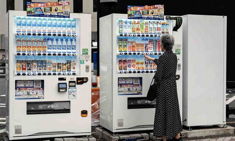 মূল্যস্ফীতির চাপে জাপানে ভেন্ডিং মেশিনের পানীয় চাহিদা কমছে- খবরের থাম্বনেইল ফটো