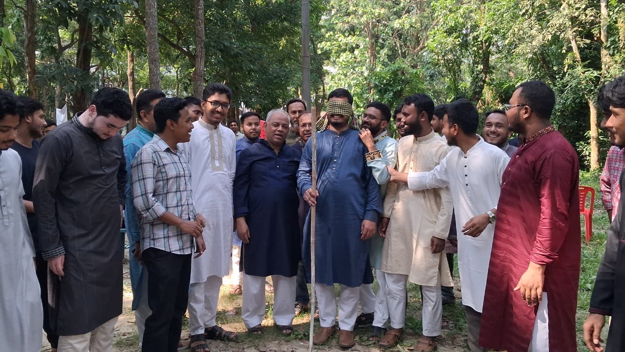 চবিতে চাকসুর ব্যতিক্রমী ঈদ আয়োজন, ভোজের সঙ্গে হাড়ি ভাঙা ও ফটোসেশন- খবরের ইমেজ Image