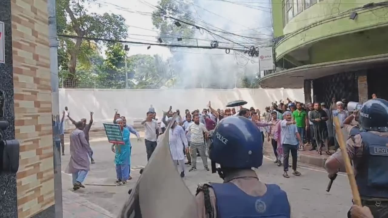 ইসলামী ব্যাংকের কার্যালয়ের সামনে বিক্ষোভ, পুলিশের লাঠিচার্জ- খবরের ইমেজ Image