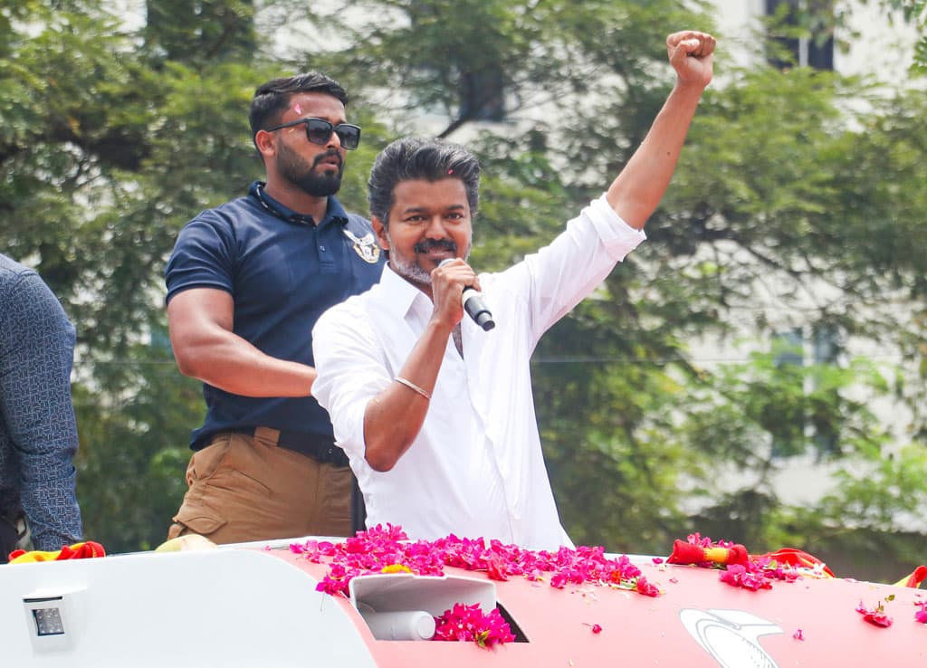 অবশেষে তামিলনাড়ুর মুখ্যমন্ত্রী হিসেবে শপথ নিলেন বিজয়, সামনে বড় চ্যালেঞ্জ- খবরের থাম্বনেইল ফটো