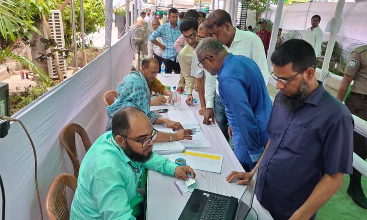 রাজশাহী চেম্বার অব কমার্স অ্যান্ড ইন্ডাস্ট্রির ভোট গ্রহণ চলছে- খবরের ইমেজ Image