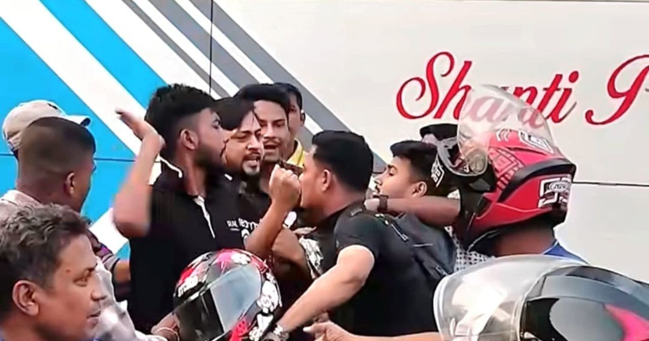 লাইন ভেঙ্গে গেলনে তেল নেয়ার প্রতিবাদ করায় জাবি শিক্ষার্থীকে মারধর- খবরের ইমেজ Image