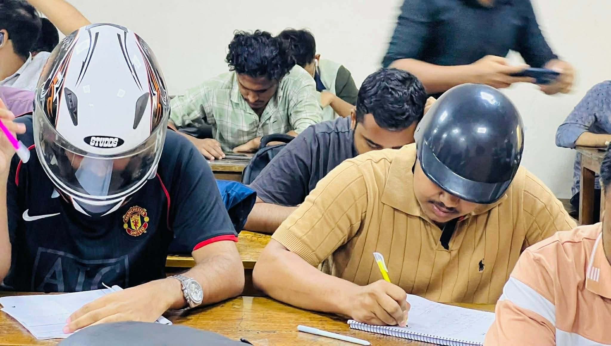 হেলমেট পড়ে পরীক্ষায় বসলেন জবি শিক্ষার্থীরা- খবরের ইমেজ Image