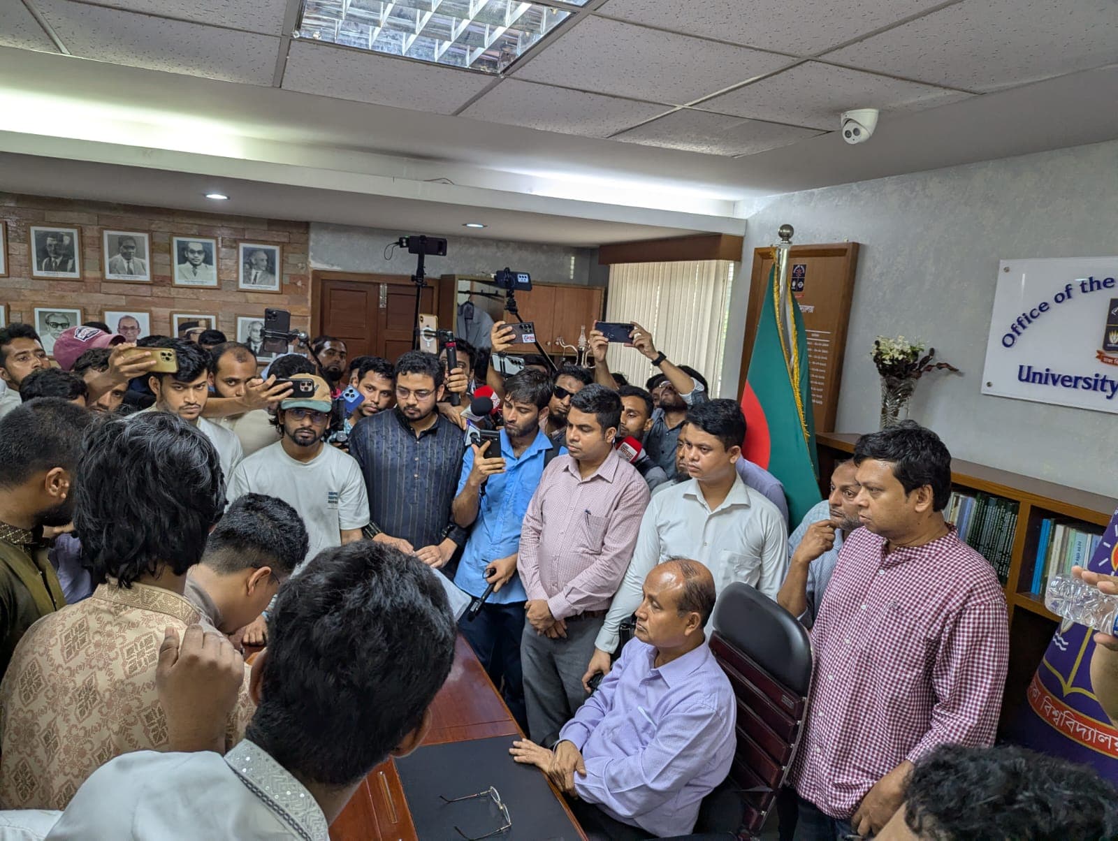 নবীনদের সিটের দাবিতে ঢাবির রেজিস্ট্রার ভবন ঘেরাও ডাকসুর- খবরের থাম্বনেইল ফটো