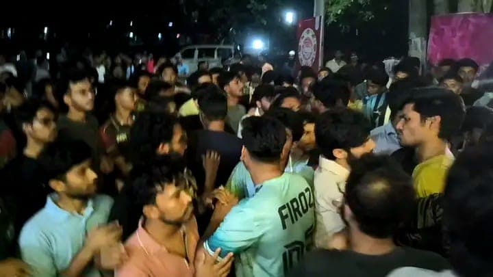 ‘খাবার কাণ্ড’ ঘিরে উত্তপ্ত জাবি: তূর্য–রায়হানের নেতৃত্বে দোকান বন্ধের অভিযোগ - খবরের ইমেজ Image