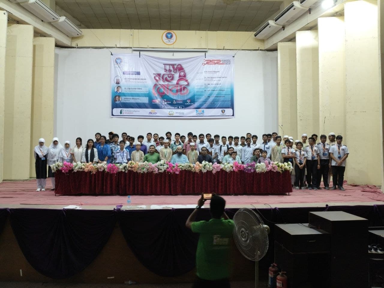 রুয়েটে দিনব্যাপী ‘র তে রোবট’ প্রযুক্তি উৎসব অনুষ্ঠিত- খবরের ইমেজ Image