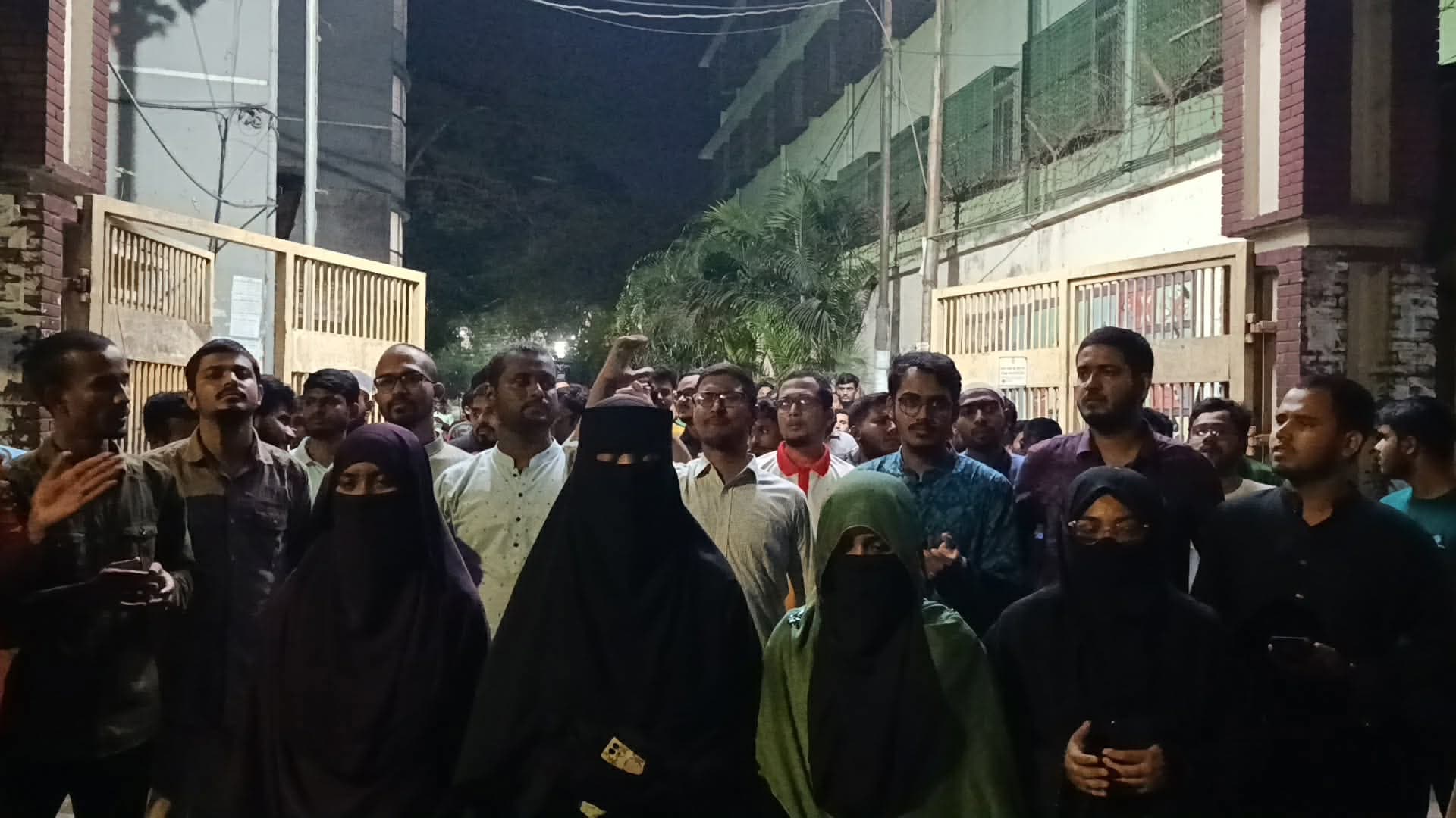 ডাকসু নেতৃবৃন্দের ওপর হামলার প্রতিবাদে জকসুর বিক্ষোভ- খবরের ইমেজ Image