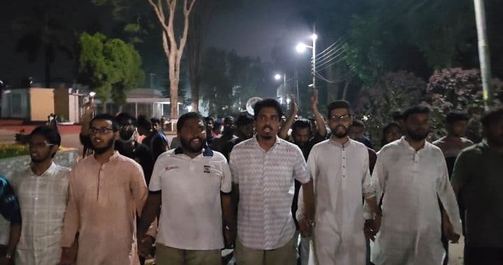 সাংবাদিক ও ডাকসু নেতৃবৃন্দের উপর ছাত্রদলের হামলার প্রতিবাদে রাকসুর বিক্ষোভ - খবরের থাম্বনেইল ফটো