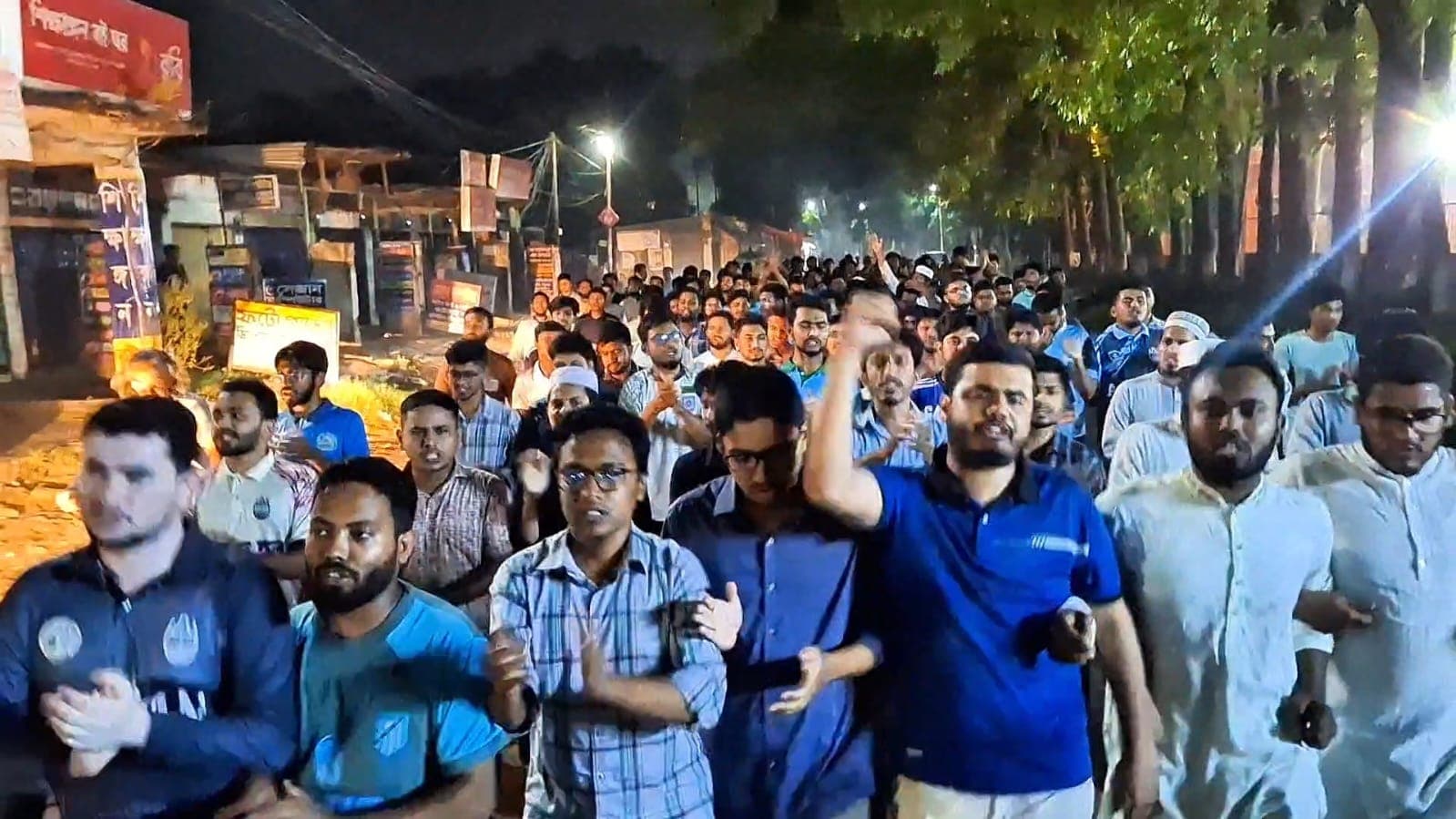 ডাকসু নেতৃবৃন্দ ও সাংবাদিকদের উপর হামলার প্রতিবাদে চাকসুর বিক্ষোভ - খবরের ইমেজ Image