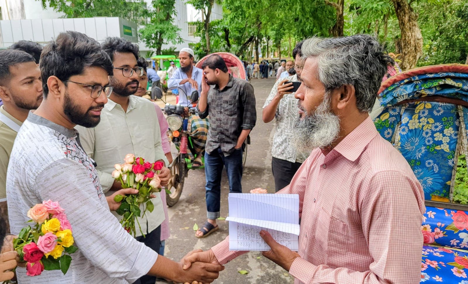 শ্রমিকদের গোলাপ ফুল দিয়ে শুভেচ্ছা জানালেন চাকসু এজিএস- খবরের ইমেজ Image