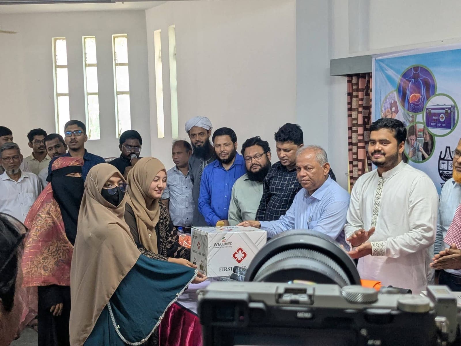 চবির ১২ হলে প্রাথমিক চিকিৎসা সরঞ্জাম বিতরণ করল চাকসু- খবরের থাম্বনেইল ফটো