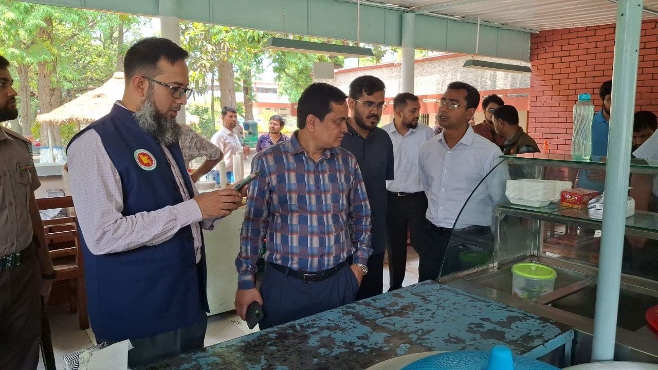 রুয়েট ক্যাম্পাসে খাদ্য নিরাপত্তা অভিযান, ৫ প্রতিষ্ঠানকে জরিমানা- খবরের ইমেজ Image