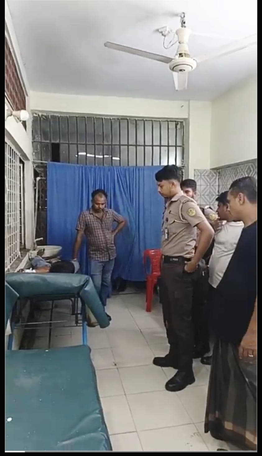 খুলনায় প্রথম কর্মদিবসেই নৃশংসতা: টিকিট কাউন্টারে তরুণকে গলা কেটে হত্যার চেষ্টা!- খবরের ইমেজ Image