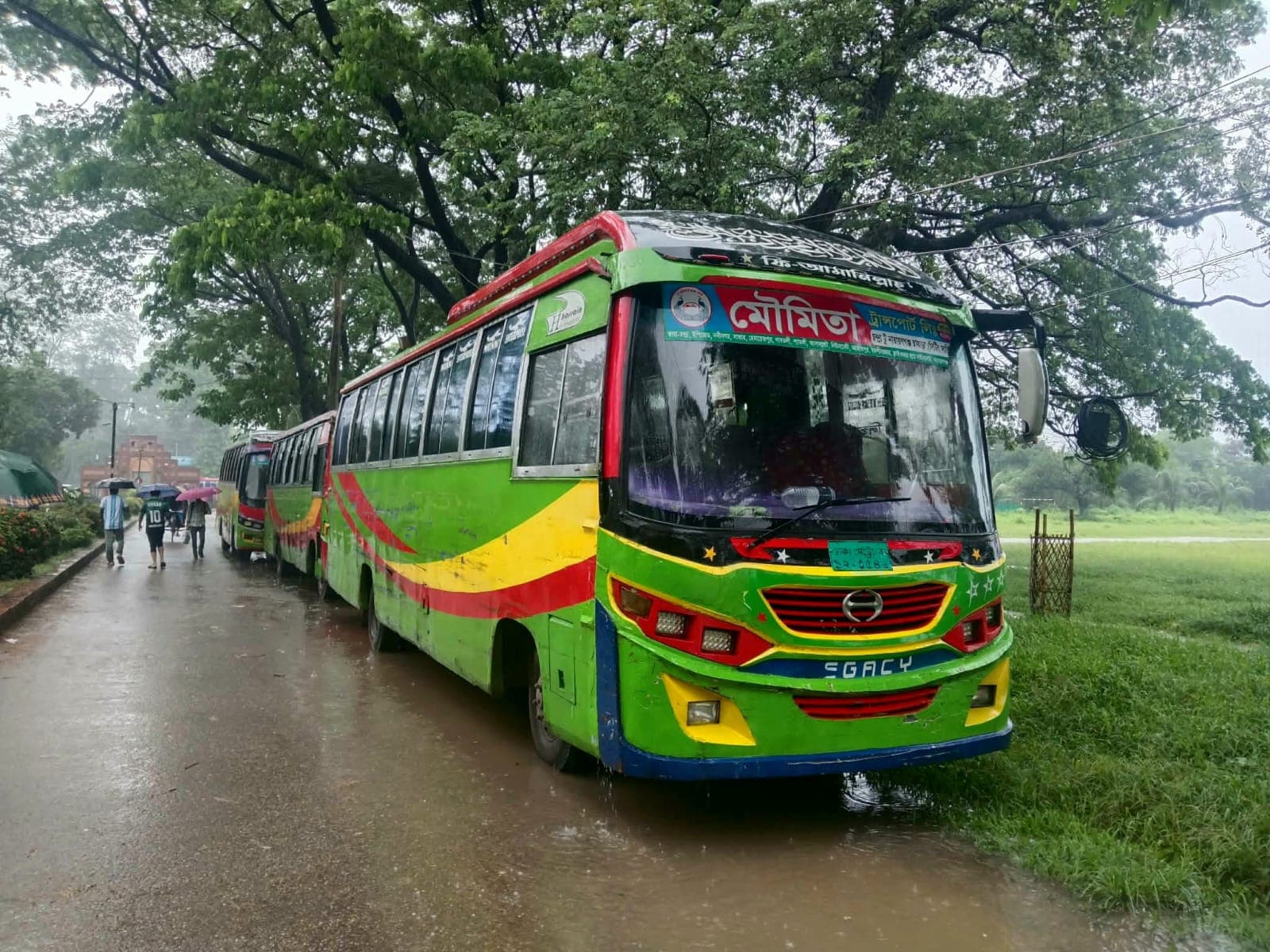 জাবি শিক্ষার্থীকে মারধরের জের: গতকাল থেকে আটকে আছে ‘মৌমিতা’র ৬ বাস- খবরের ইমেজ Image