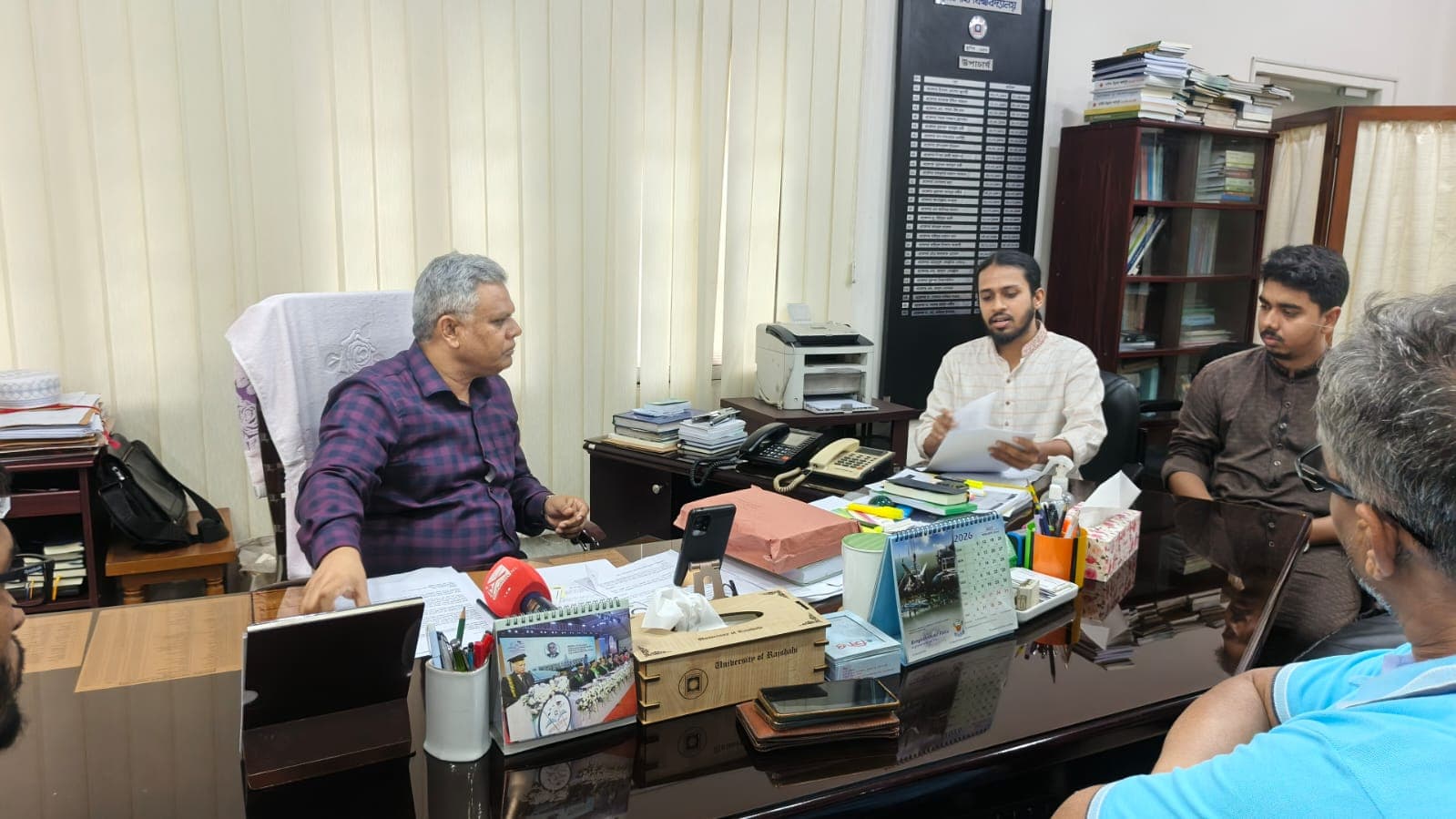 জুলাইয়ে শিক্ষার্থীদের বিরুদ্ধে অবস্থান নেওয়া শিক্ষকদের তালিকা ভিসির হাতে দিলেন আম্মার- খবরের থাম্বনেইল ফটো