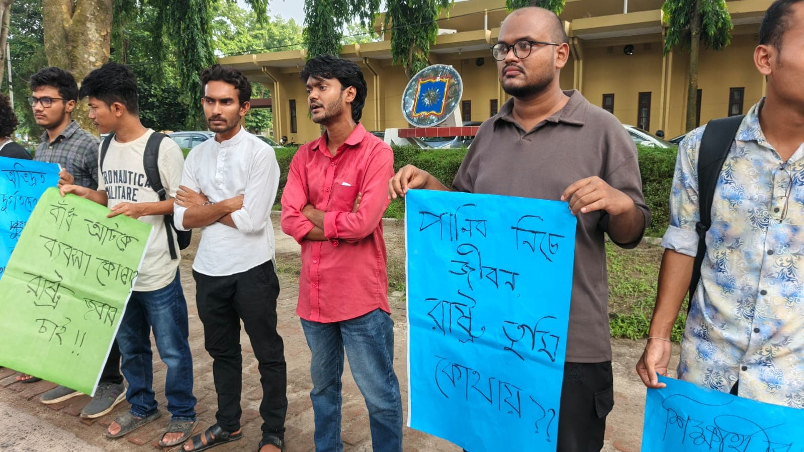 এইচএসসি পরীক্ষা স্থগিত ও বন্যাদুর্গতদের সঠিক ত্রাণ বিতরণের দাবিতে রাবিতে মানববন্ধন- খবরের ইমেজ Image