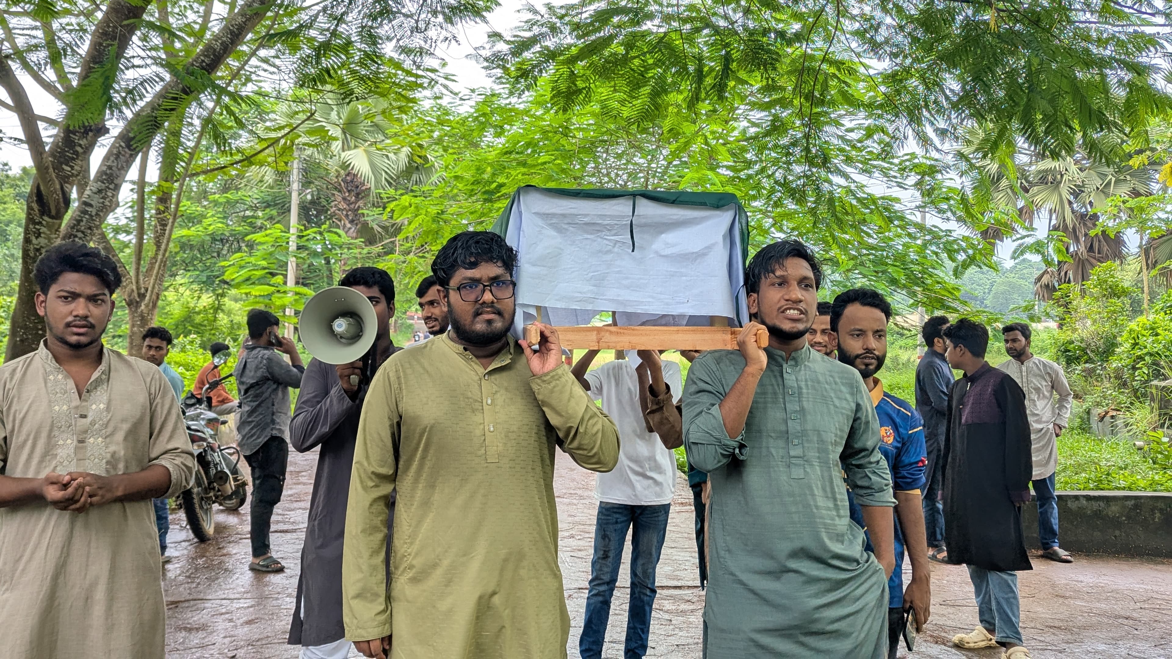 জুলাই গণহত্যা বিচারের দাবিতে কুবিতে "জাতীয় ছাত্রশক্তির" কফিন মিছিল - খবরের ইমেজ Image