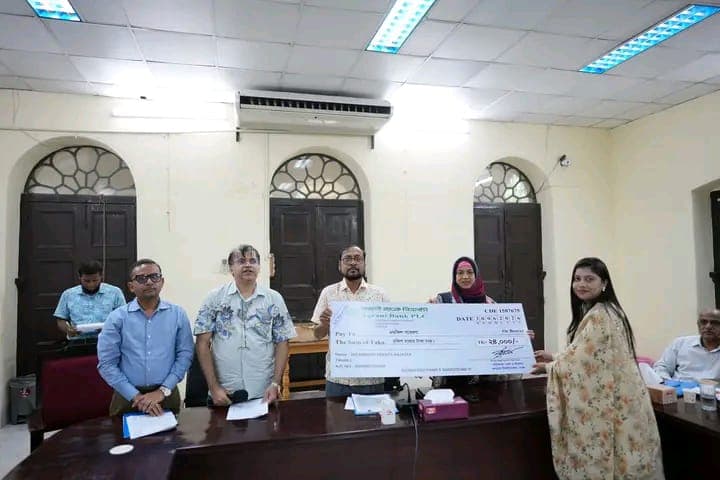 জবিতে গবেষণায় বরাদ্দ দ্বিগুণ, ৯৫ লাখ টাকার চেক হস্তান্তর- খবরের ইমেজ Image