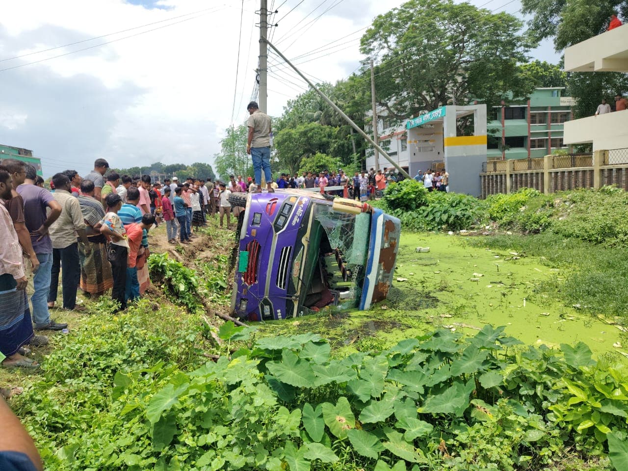 মেহেরপুরে বাস উল্টে আহত অন্তত ১২- খবরের থাম্বনেইল ফটো