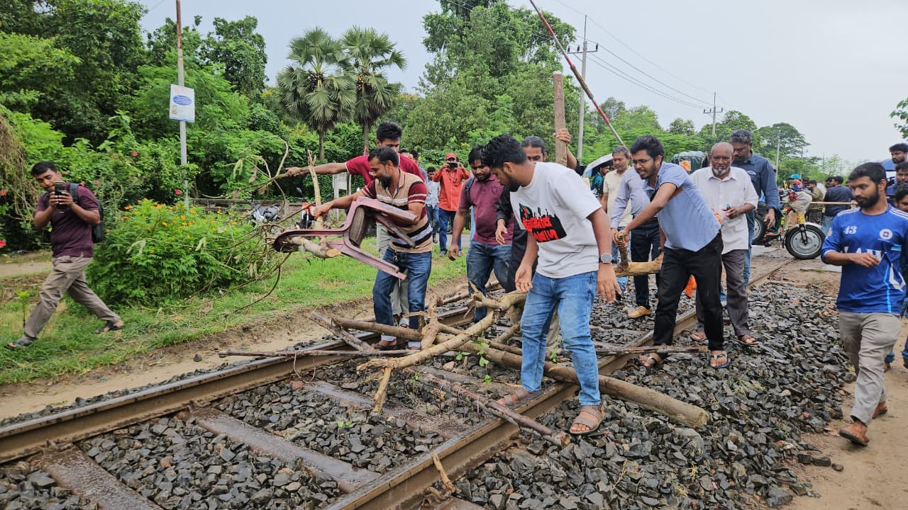 দাবি মেনে নেওয়ার ৮ ঘন্টা পর স্বাভাবিক হলো রাজশাহীর রেল যোগাযোগ- খবরের ইমেজ Image