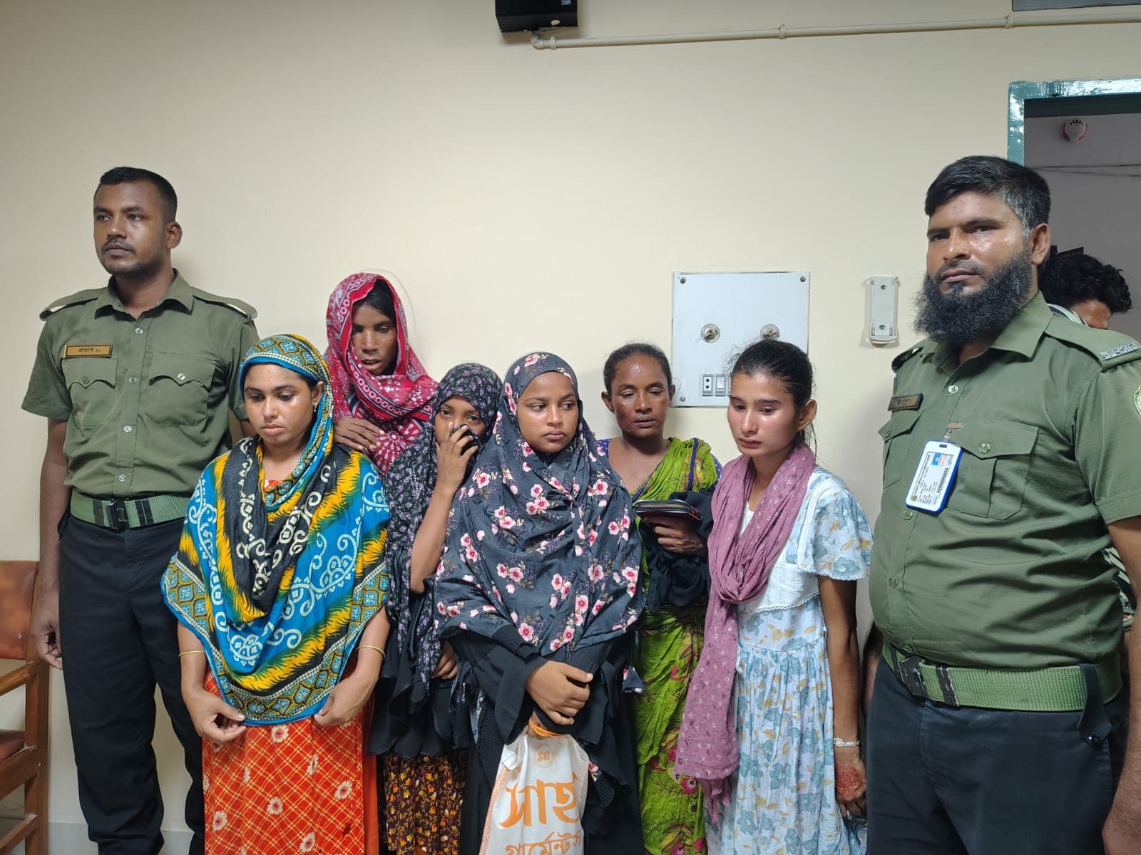 মেহেরপুর জেনারেল হাসপাতালে নারী চোর চক্রের ৬ সদস্য হাতেনাতে আটক- খবরের থাম্বনেইল ফটো